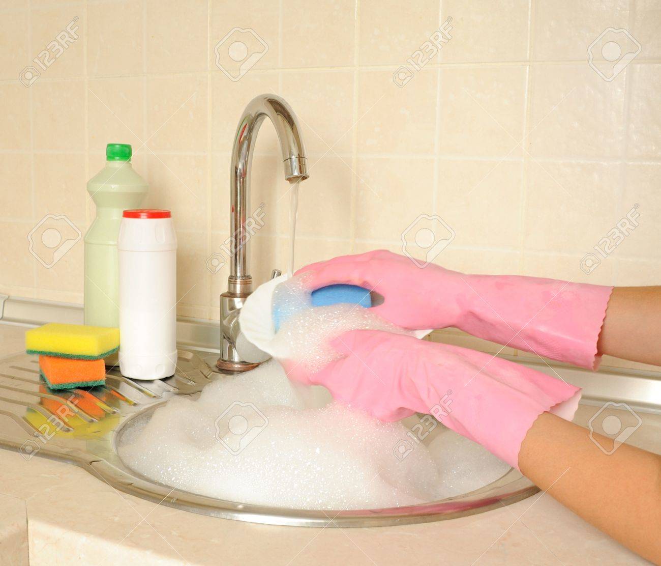 Women�s hands washing dish in the kitchen - 16279322 Women�s hands washing dish in the kitchen - 16279322