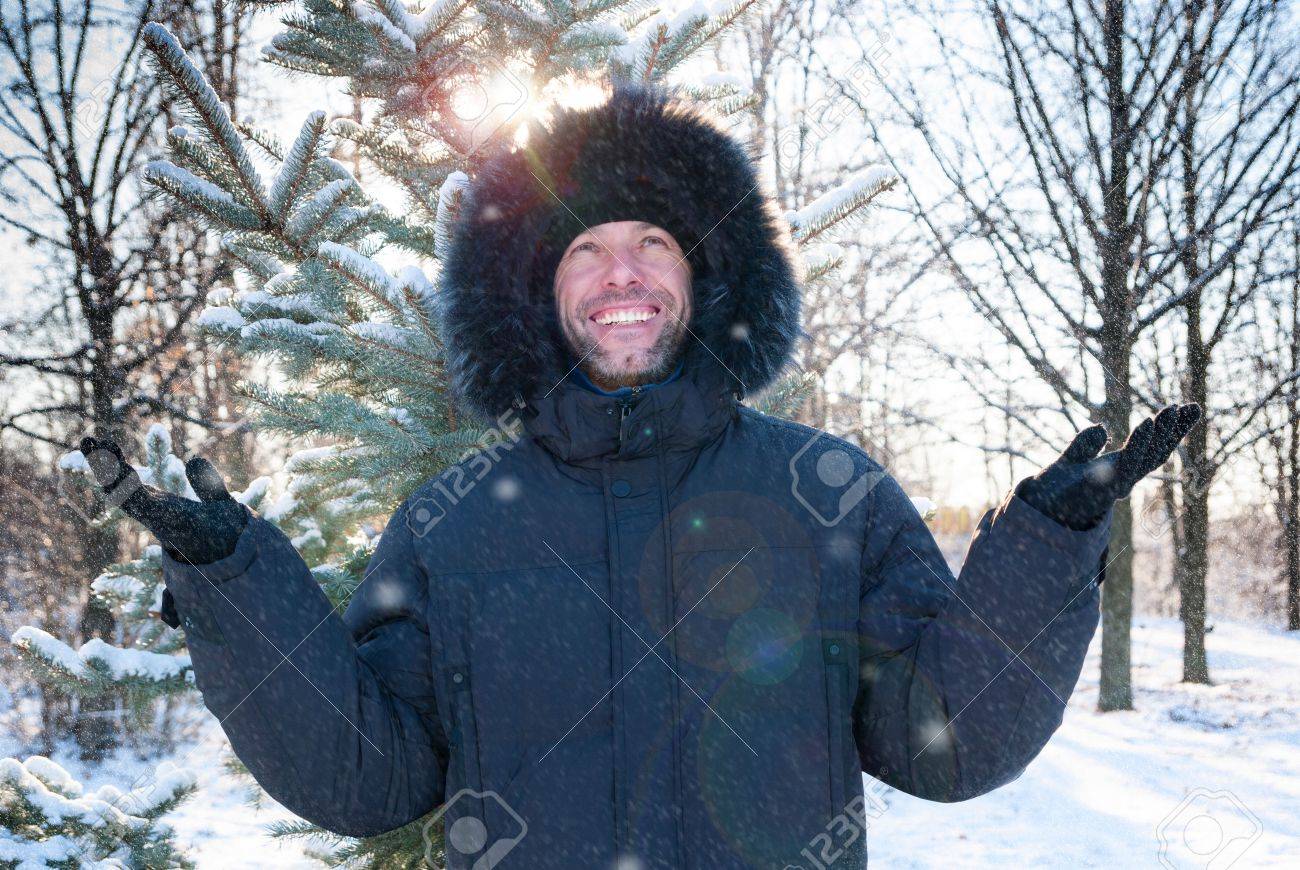 Sourire Homme Portant Un Manteau De Fourrure Parka à Capuche Homme portant un manteau d'hiver avec une capuche de