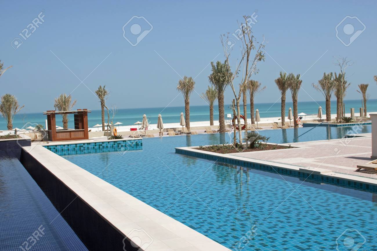 Vue Dune Piscine De Lhôtel De Luxe Magnifique Plage De Sable Blanc Et Mer Turquoise Symbolisant Le Luxe Lété Et Les Vacances