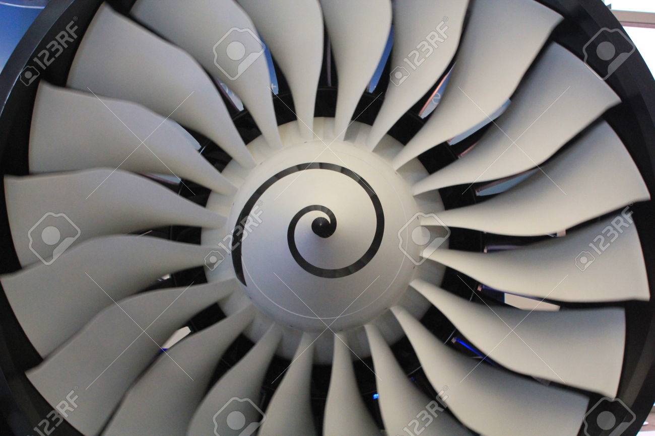 飛行機エンジンの燃焼器に空気を送るためファン ブレードとクローズ アップ の写真素材 画像素材 Image