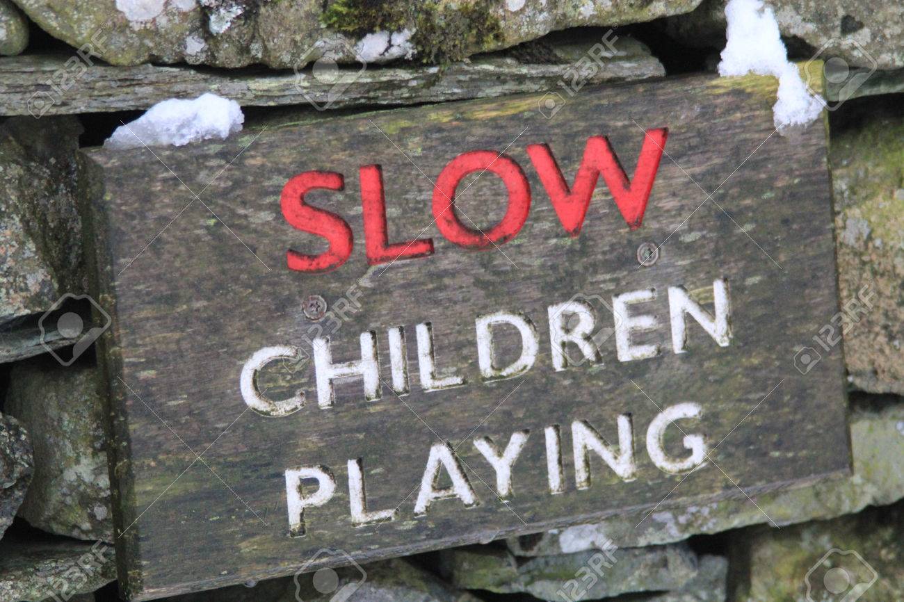Holzschild An Einer Wand Trocken Stein Slow Children Playing In Rot Und Weisser Schrift Besagt Darauf Hinweist Dass Kinder In Der Umgebung Spielen Und Sollte Verkehr Gehen Langsam Lizenzfreie Fotos Bilder Und