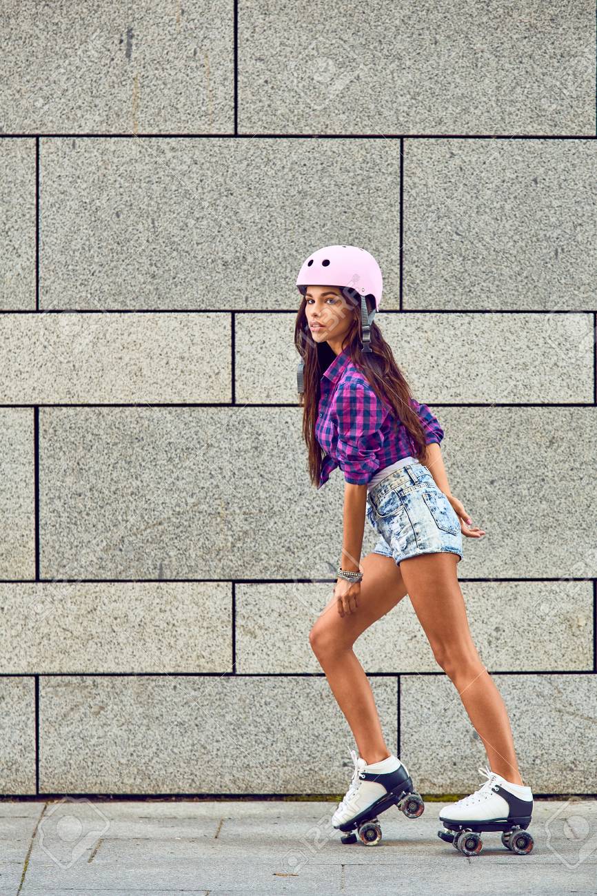 In Voller Lange Von Glucklichen Jungen Frau Rollschuhlaufen Mode Extrem Jugend Und Menschen Konzept Ziemlich Stylish Hipster Madchen Inlineskaten Im Stadtpark Madchen Kuhlen Rolle Im Freien Lizenzfreie Fotos Bilder Und Stock