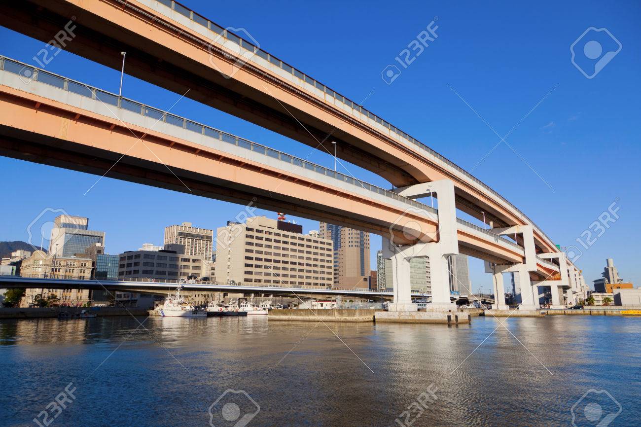 ダウンタウンの神戸市で釣り船を立体高速道路 の写真素材 画像素材 Image 7195