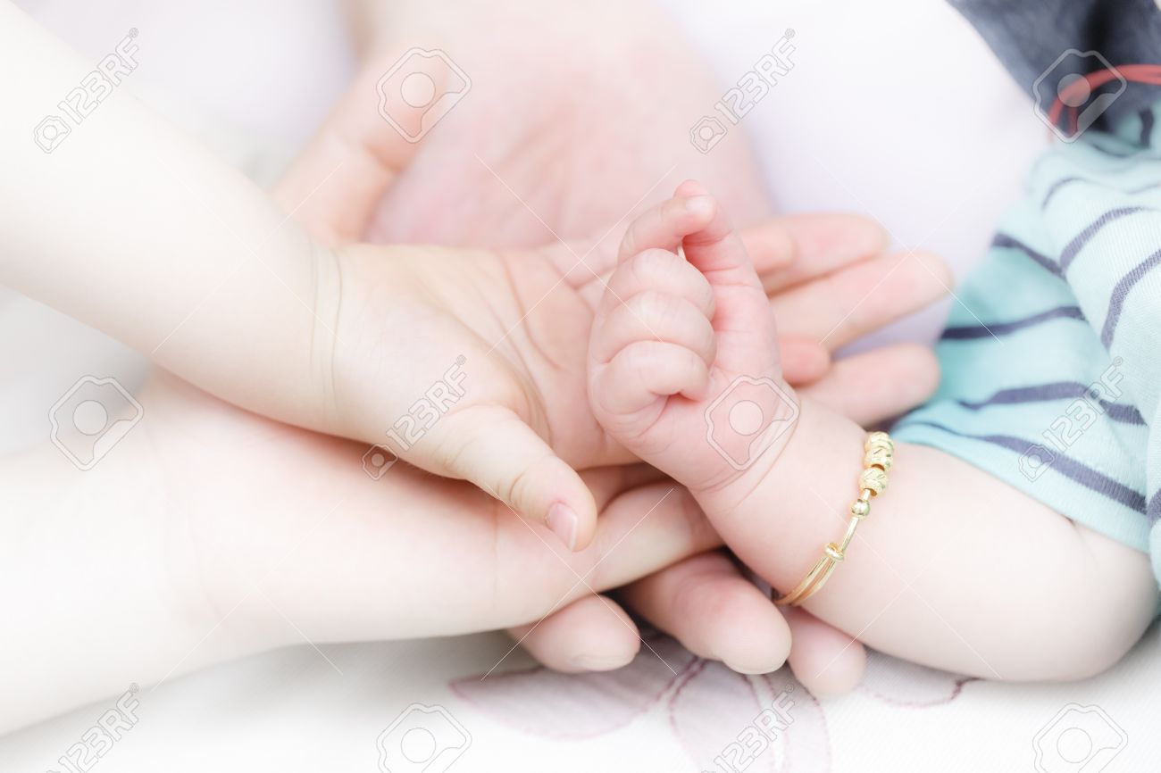 Parents Tenant La Main De Bebe Banque D Images Et Photos Libres De Droits Image