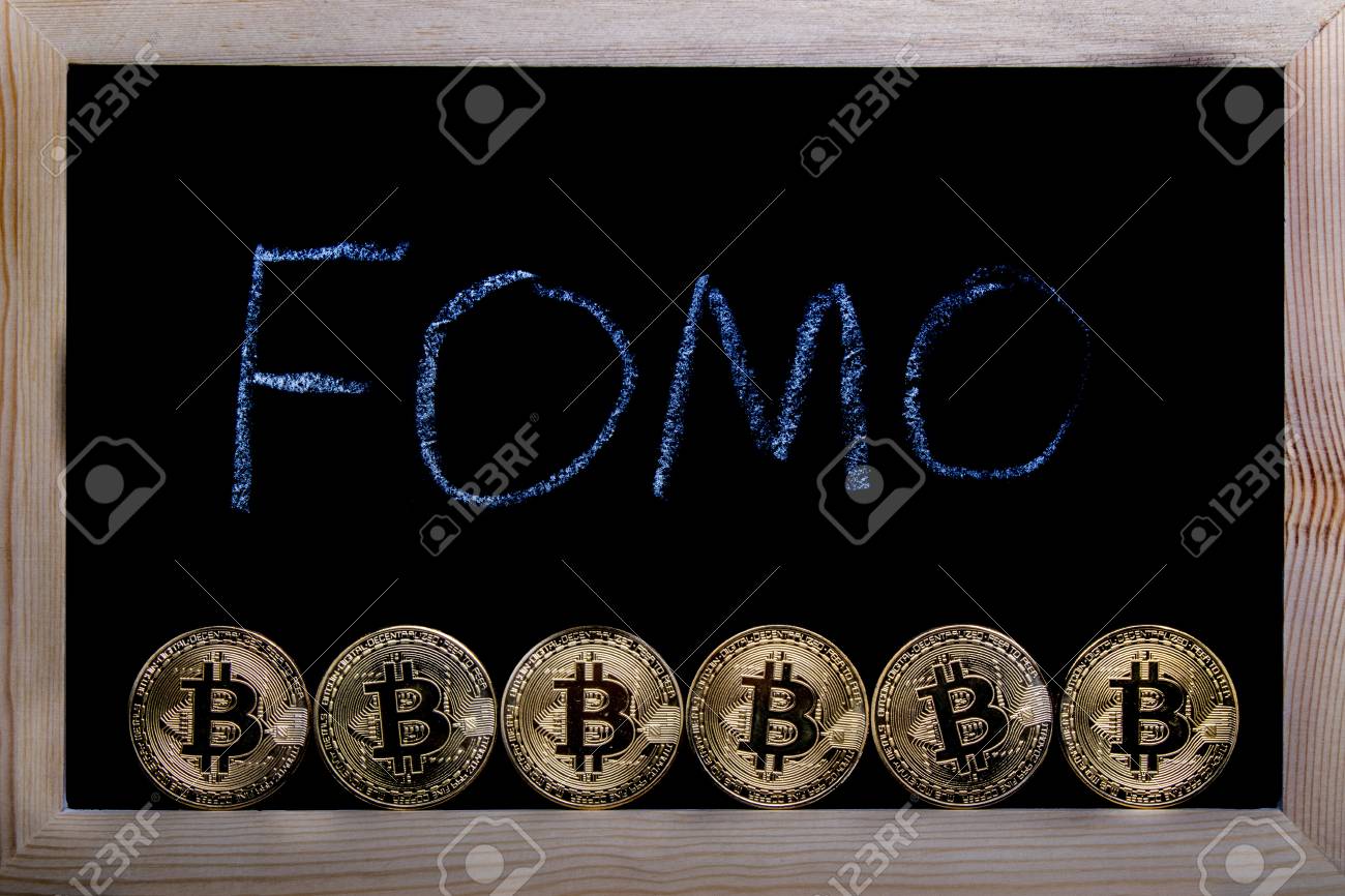 사람들이 Fomo를 얻을 때의 비트 코인 개념, 누락의 두려움 로열티 무료 사진, 그림, 이미지 그리고 스톡포토그래피. Image  98485009