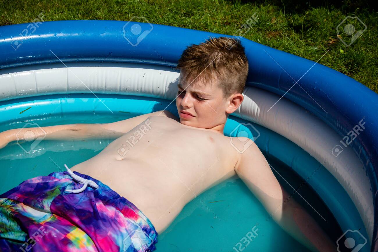 庭プール 男女の裸 