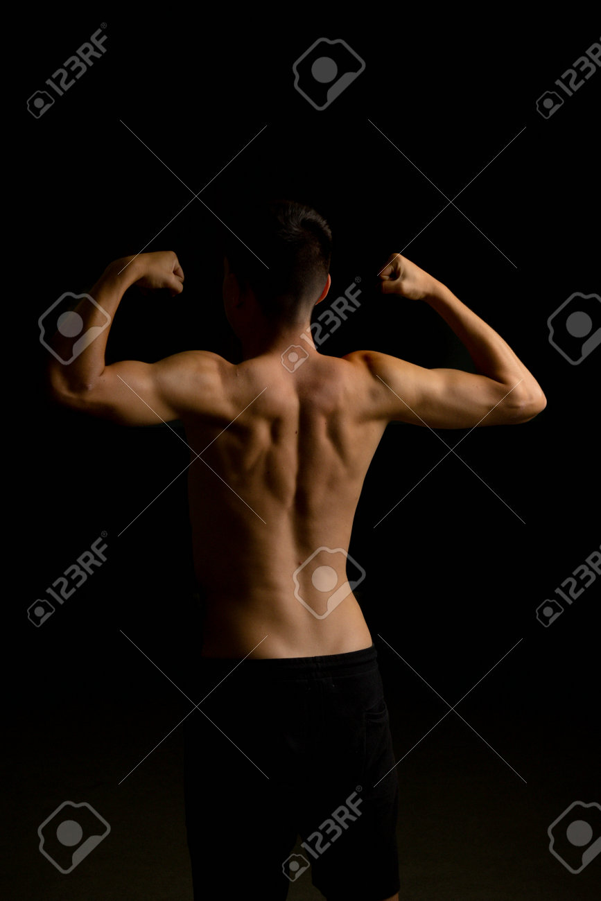 Menino Adolescente Sem Camisa De 19 Anos Flexionando Os Músculos Das Costas  Foto Royalty Free, Gravuras, Imagens e Banco de fotografias. Image 191896214