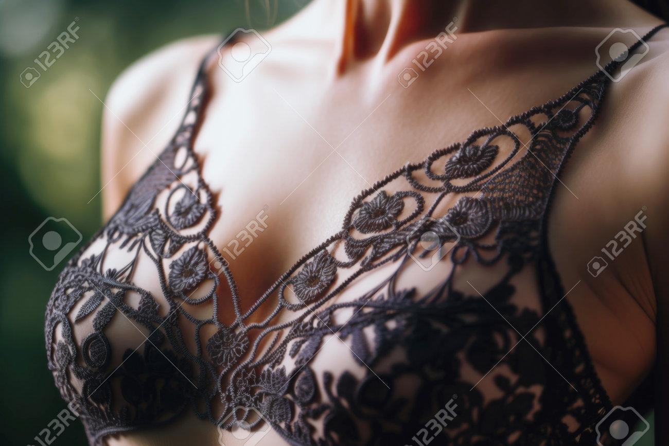 透けブラ 接写 レースのランジェリーを着た女性の体の接写。下着姿の女性。の写真素材・画像素材 Image 204055130