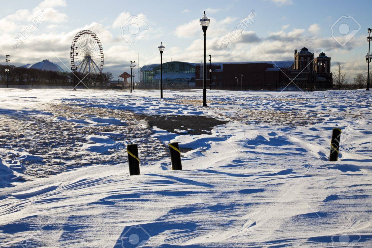 シカゴ イリノイ州 アメリカ合衆国 10 年 2 月 10 日 観覧車ネイビーピア シカゴのダウンタウンに位置しています オリーブ公園から見た 冬の朝を時間します の写真素材 画像素材 Image