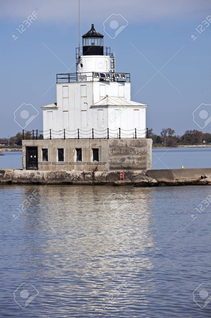 lighthouse in manitowoc wisconsin autumn afternoon stock photo manitowoc stock
