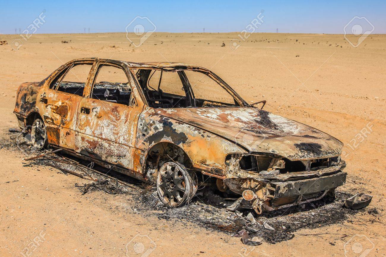 épave De Voiture Brûlé Et Abandonné Dans Le Désert De Namibie En Afrique.  Banque D'Images Et Photos Libres De Droits. Image 42806623.