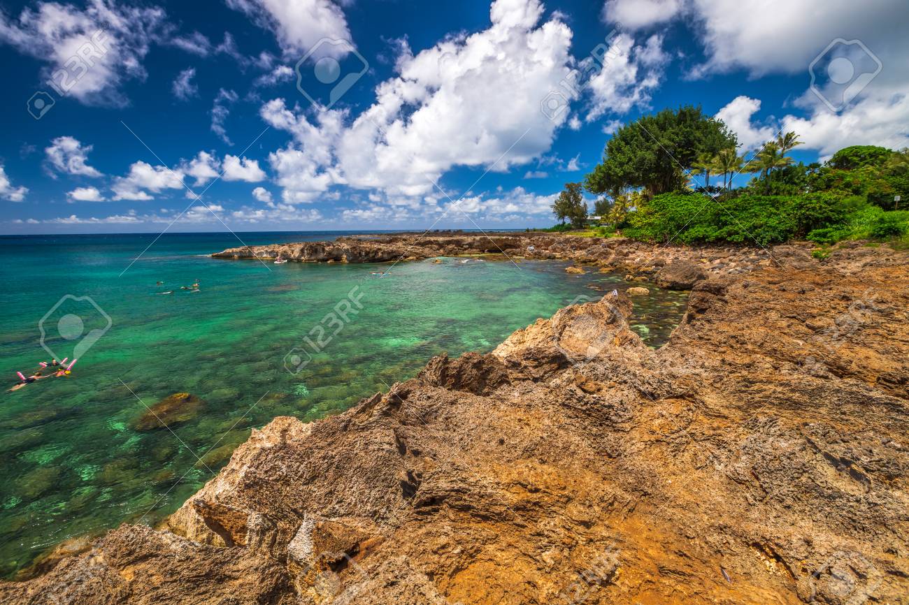 サメ コーブ ハワイ ププケア ビーチパークの小さい岩が多い湾側の風光明媚な風景 サメ コーブは オアフ島 ノースショア 第二最高のシュノーケ リング サイトで 海の生活の印象的な量を誇っています の写真素材 画像素材 Image 63402336