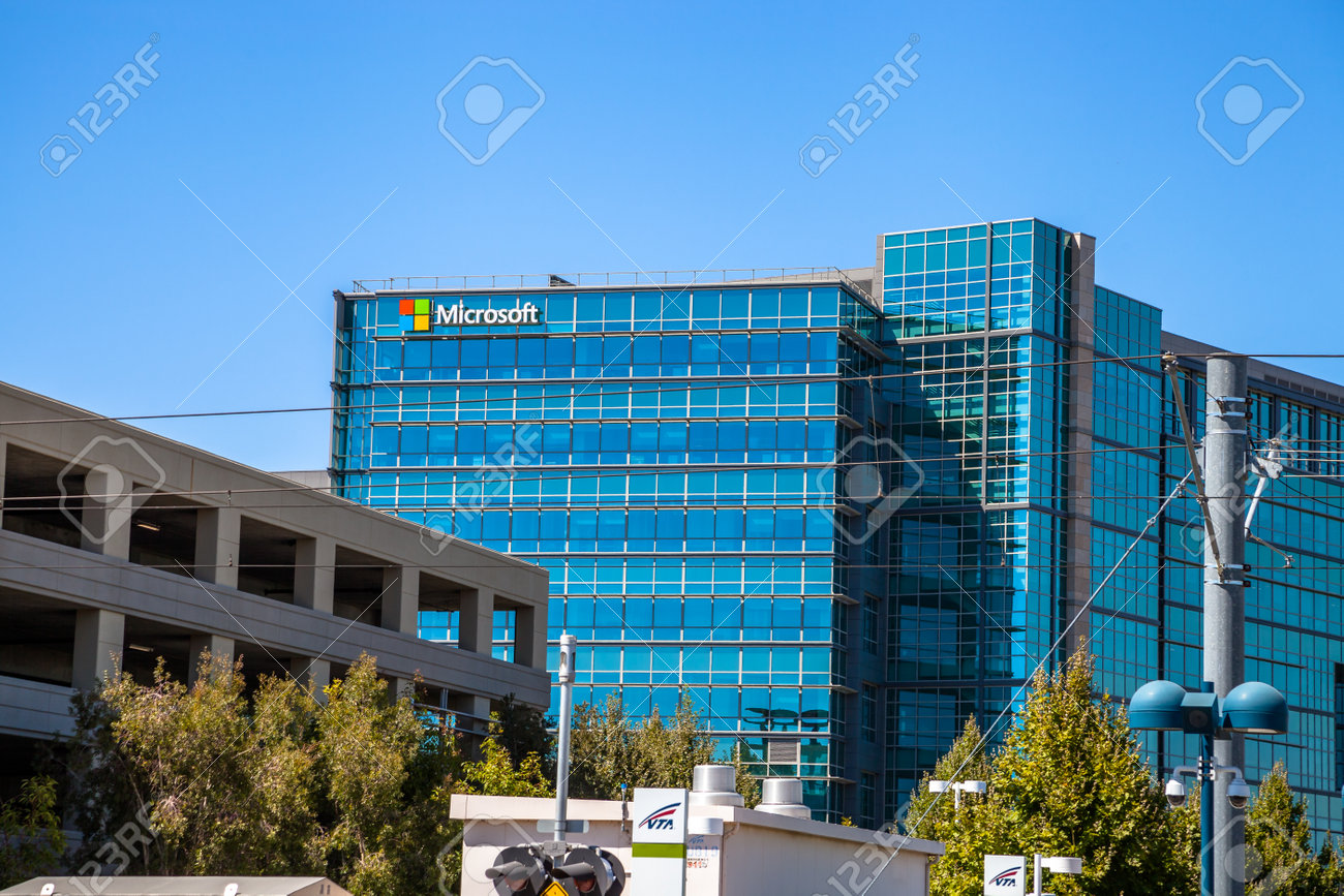 マウンテン ビュー, カリフォルニア州, アメリカ合衆国 - 2016 年 8 月 15 日: マイクロソフトの記号はマイクロソフト本社ビル、シリコン  バレーのサンタクララでのハードウェア部門のファサードを飾る。の写真素材・画像素材 Image 64421983