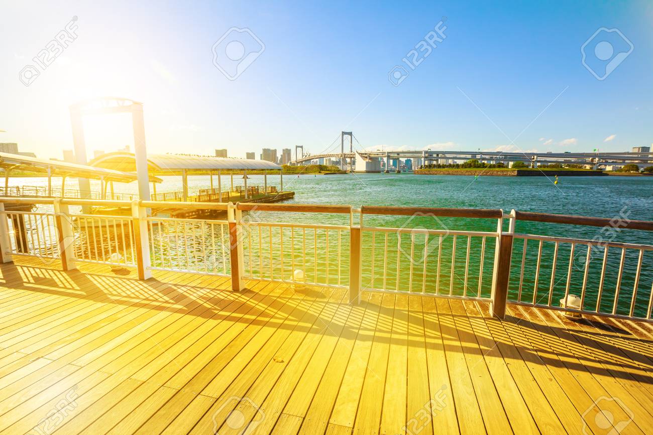 夕日を望める遊歩道歩道と桟橋の水上バス フェリー船がお台場の島 東京都お台場海浜公園に到着します 背景のレインボー ブリッジと東京のスカイラインの都市景観は の写真素材 画像素材 Image 夕日を望める遊歩道歩道と桟橋の水上バス フェリー船がお台場の島 東京都お台場海浜公園に到着します 背景のレインボー ブリッジと東京のスカイラインの都市景観は の写真素材 画像素材 Image