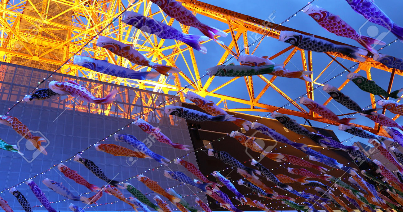 東京 日本 17 年 4 月 23 日 ゴールデンウィークの子供の日を祝うために日本の伝統的な形の鯉こいのぼり風ソックスのクローズ アップ 背景に夜の東京タワー の写真素材 画像素材 Image