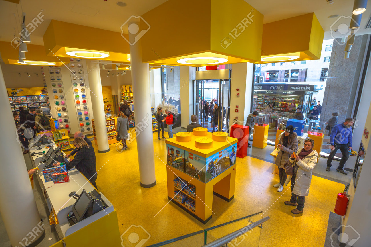 ミラノ イタリア 17 年 3 月 7 日 レゴブロック ミラノの有名なグッズ店の 1 階内部 サン バビラ広場ドゥオーモ広場からコルソ ヴィットリオ エマヌエーレ 2 世の終わりに広場で の写真素材 画像素材 Image