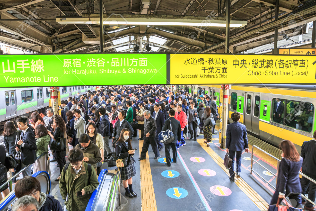 17 年 4 月 17 日 東京都 新宿駅 東京駅でのラッシュアワー時に列車を待っている歩道で通勤中 山手線のループと総武線ローカル看板 の写真素材 画像素材 Image