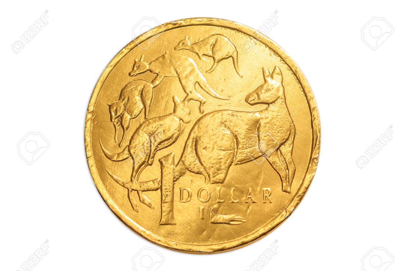 オーストラリアの1ドルのオーストラリアの金チョコレートコイン、AUD通貨は、カンガルー動物のアイコンで尾側のクローズアップ。白いスタジオの背景に隔離されています。の写真素材・画像素材  Image 98681466