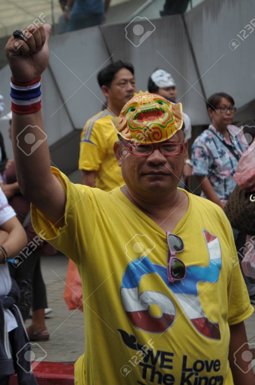Bangkok / Tailandia - 23 De Junio De 2013: Los Camisas Amarillas, Bajo El Nombre De Máscaras Blancas, Ocupan El Centro De Arte Y Cultura De Fotos, Retratos, Imágenes Y Fotografía