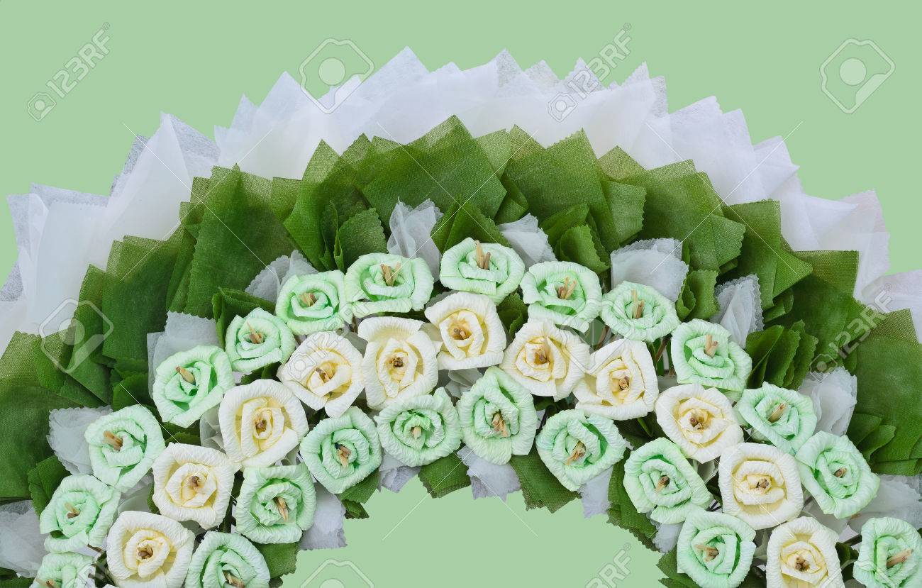 緑色の背景作業パスにタイの葬儀で使用するバラの花の花輪 の写真素材 画像素材 Image