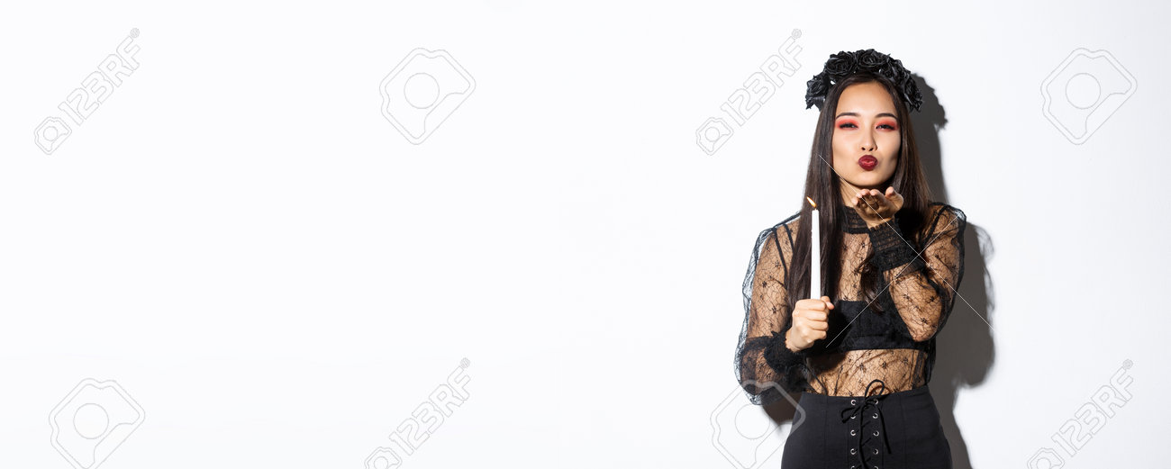 feliz dia das bruxas. retrato modelo de mulher bonita asiática