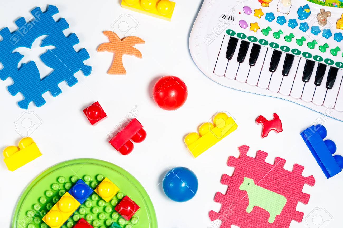 Juguetes Educativos Para Bebés Bolas De Colores, Esteras, Bloques De Construcción, Mini Colección De Piano En El Fondo Blanco Fotos, Retratos, Imágenes Y Fotografía De Archivo Libres De Derecho. Image 65090177.