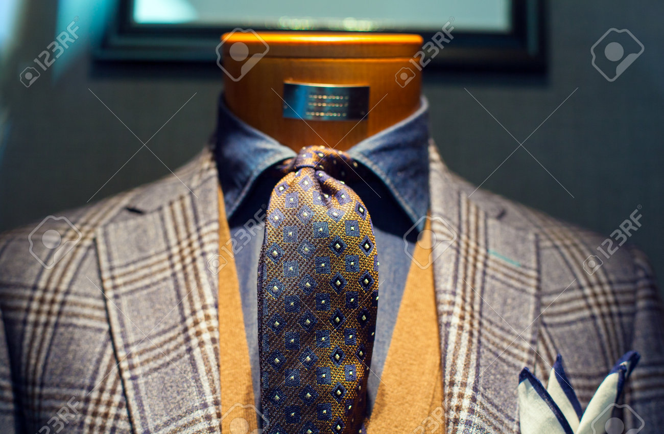 店のマネキンのファッション性の高い小売ディスプレイにエレガントな男性スーツ の写真素材 画像素材 Image 3337