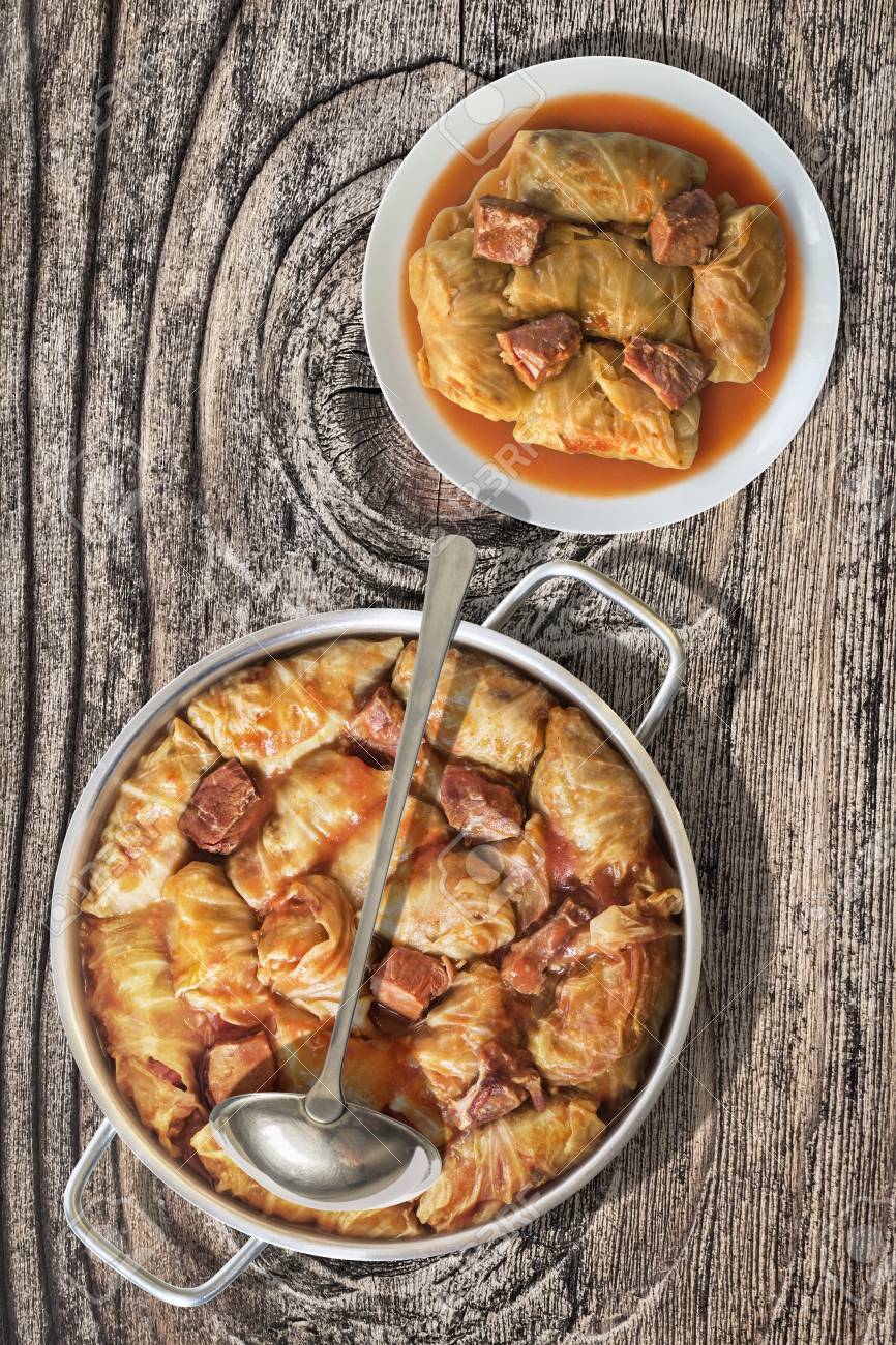 Assiette De Rouleaux De Chou Farcis A La Viande Hachee Cuite Dans