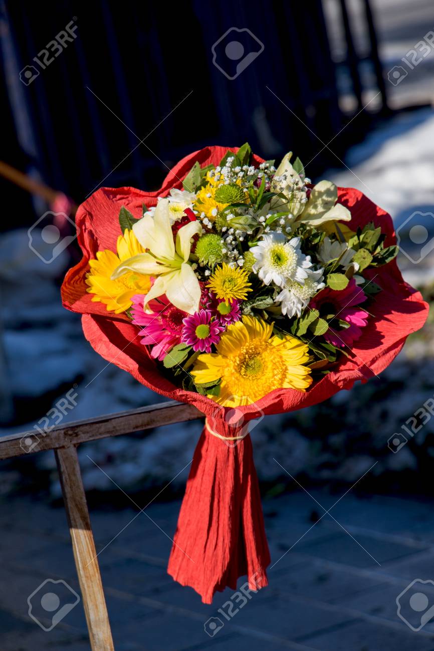 路上の花売りで花の美しい花束 の写真素材 画像素材 Image