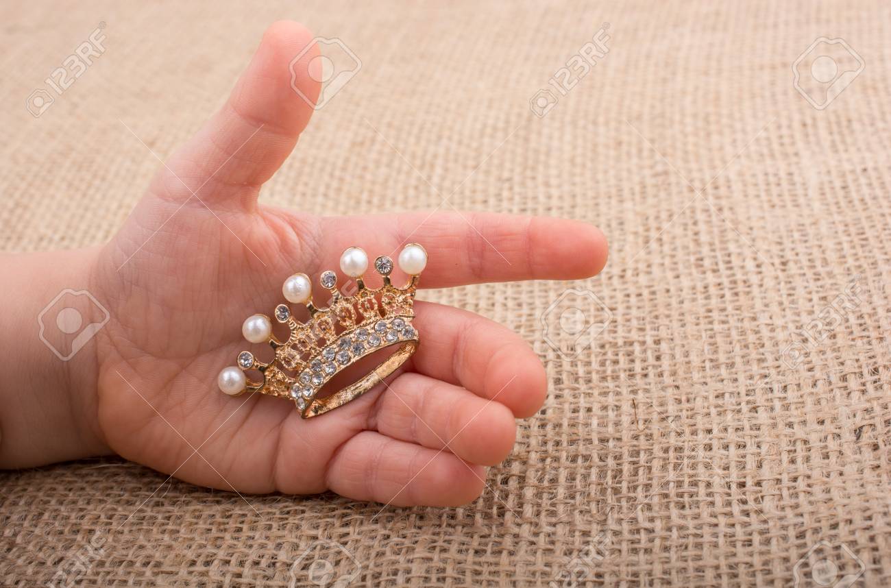 Hand Halt Ein Kleines Modell Krone In Der Hand Lizenzfreie Fotos Bilder Und Stock Fotografie Image 75327008
