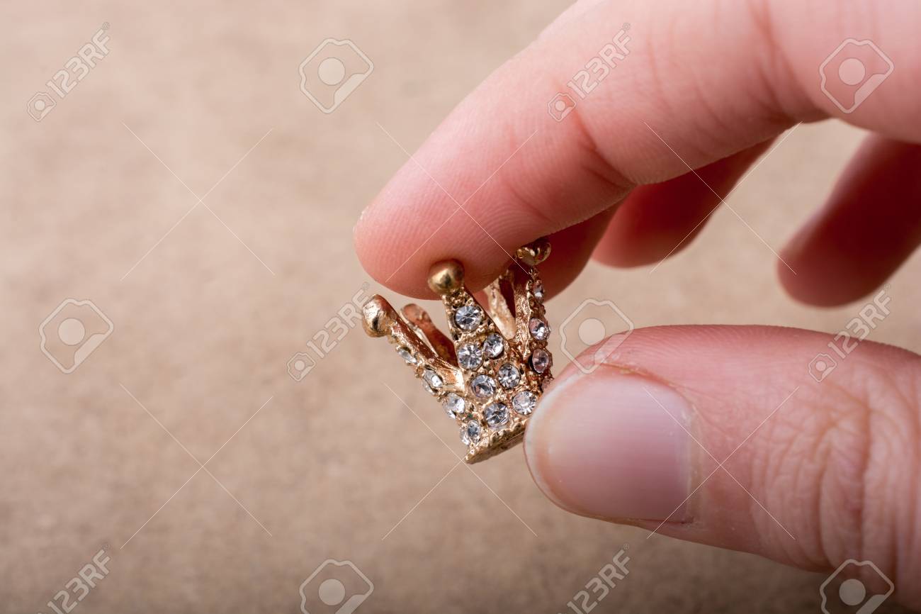 Hand Halt Ein Kleines Modell Krone In Der Hand Lizenzfreie Fotos Bilder Und Stock Fotografie Image 75394286