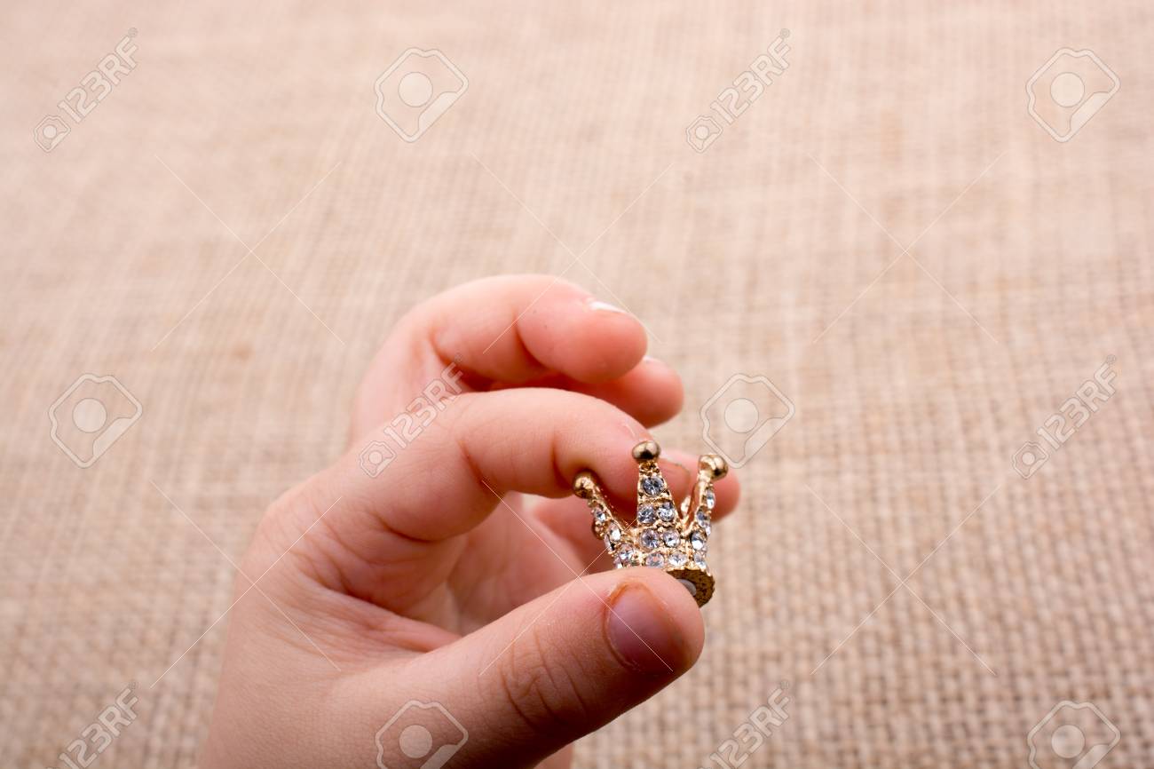 Hand Halt Ein Kleines Modell Krone In Der Hand Lizenzfreie Fotos Bilder Und Stock Fotografie Image 85257584