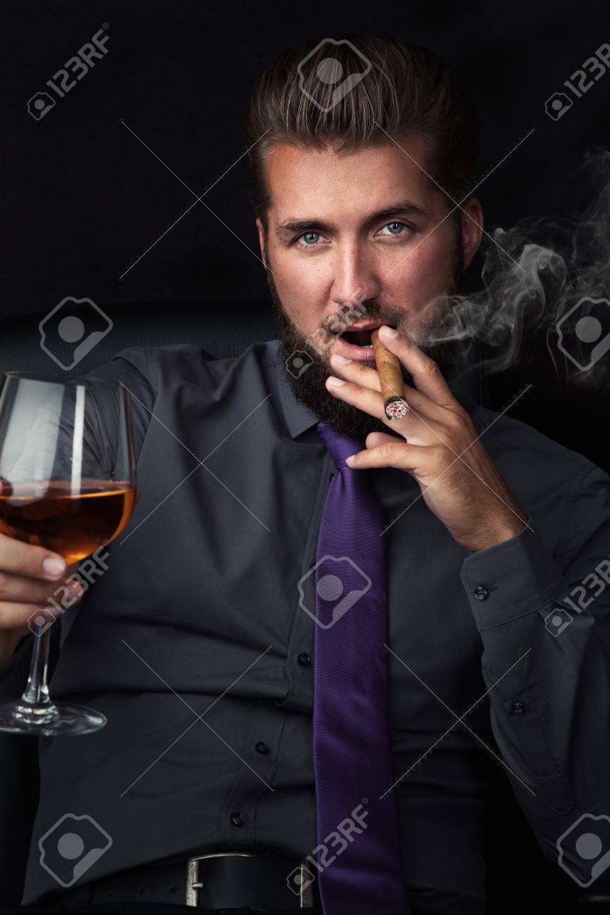 Expresa tu momento " in situ " con una imagen - Página 32 96117783-retrato-de-un-joven-empresario-exitoso-fumando-un-cigarro-y-bebiendo-un-whisky-en-el-fondo-negro