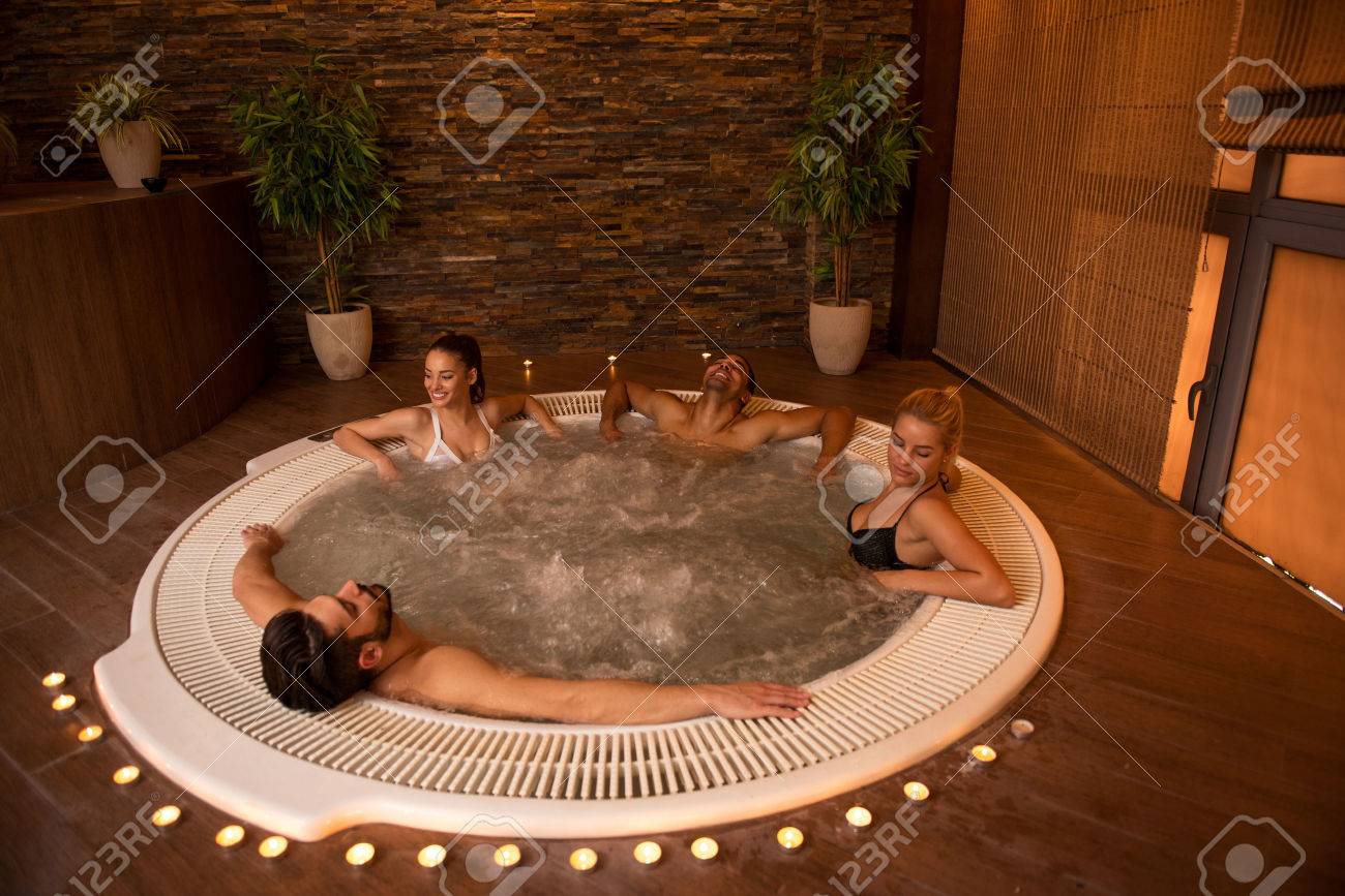 Prise De Vue D Un Des Amis Appr Ciant Dans Un Jacuzzi Valeurs Iso Prise De Vue D Un Des Amis Appr Ciant Dans Un Jacuzzi Valeurs Iso
