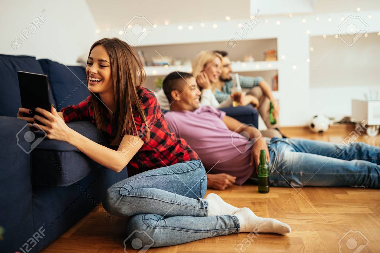 Télécharger gratuitement Images Prise De Vue D Une Femme En Regardant La Video Drole Sur Une le plus cool par