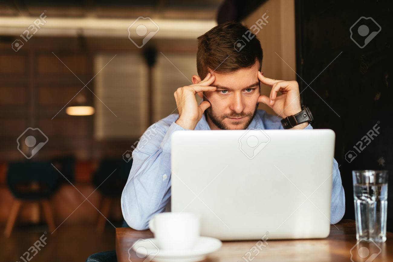 カフェでのラップトップに取り組んでのくたびれた男 手にソフト フォーカス の写真素材 画像素材 Image