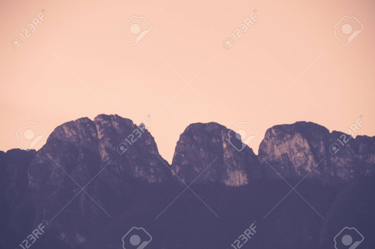 サンペドロガルザガルシアヌエボレオンメキシコの有名な山は シエラマドレ山脈チェーンの一部 Mと呼ばれています の写真素材 画像素材 Image