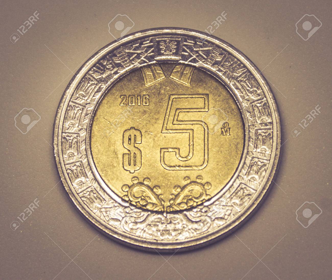 モンテレイ、ヌエボレオン/メキシコ」2月20 2018:5メキシコペソメタルコインの写真をクローズアップの写真素材・画像素材 Image  105562610