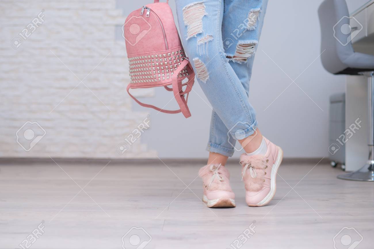 outfit pink sneakers