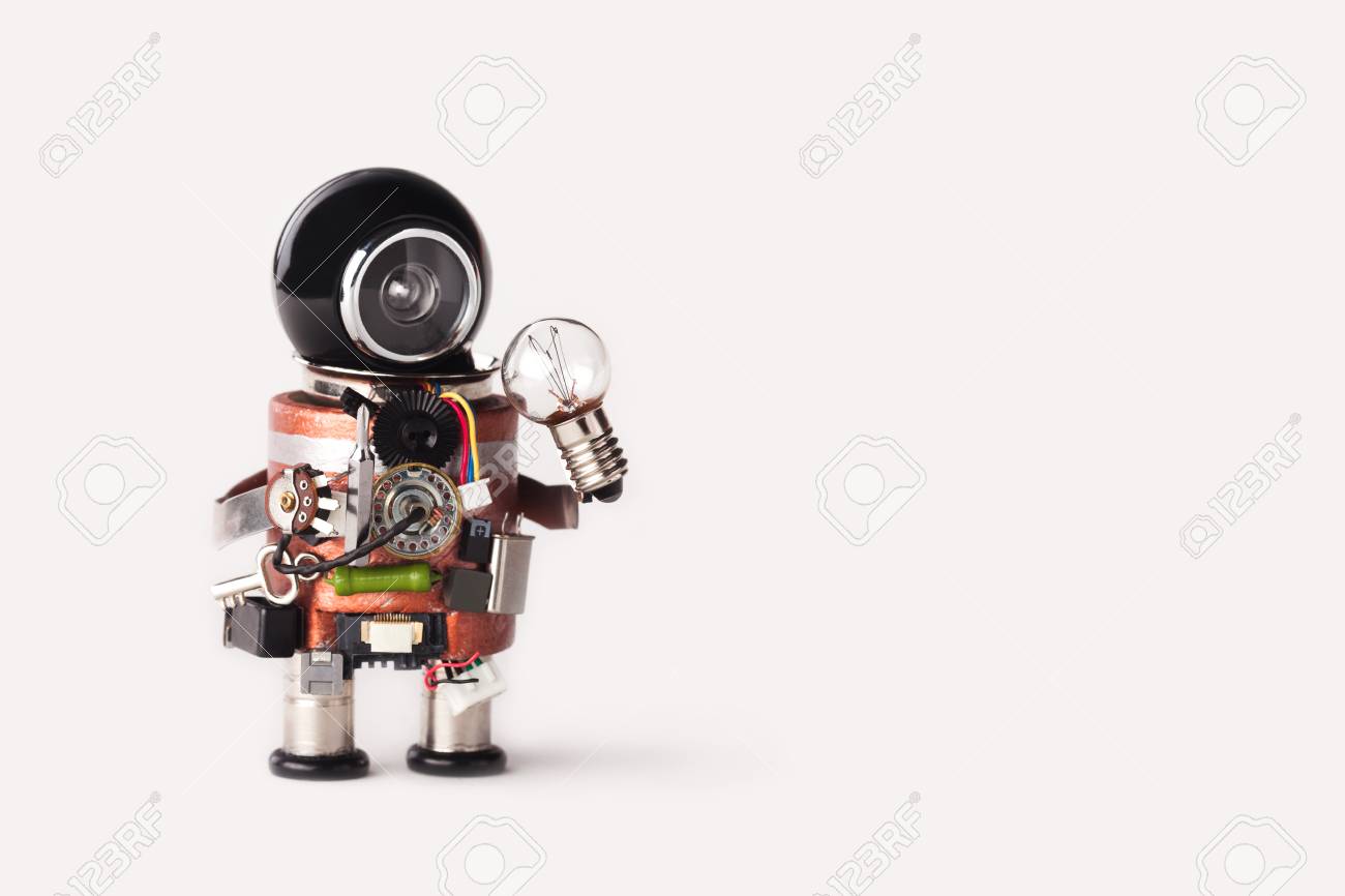 クリエイティブなアイデアのインスピレーションコンセプト ランプ電球を備えたロボットハンディマン 創造的なデザインサイボーグのおもちゃ 面白い黒いヘルメットヘッド コピースペース 白い背景 の写真素材 画像素材 Image