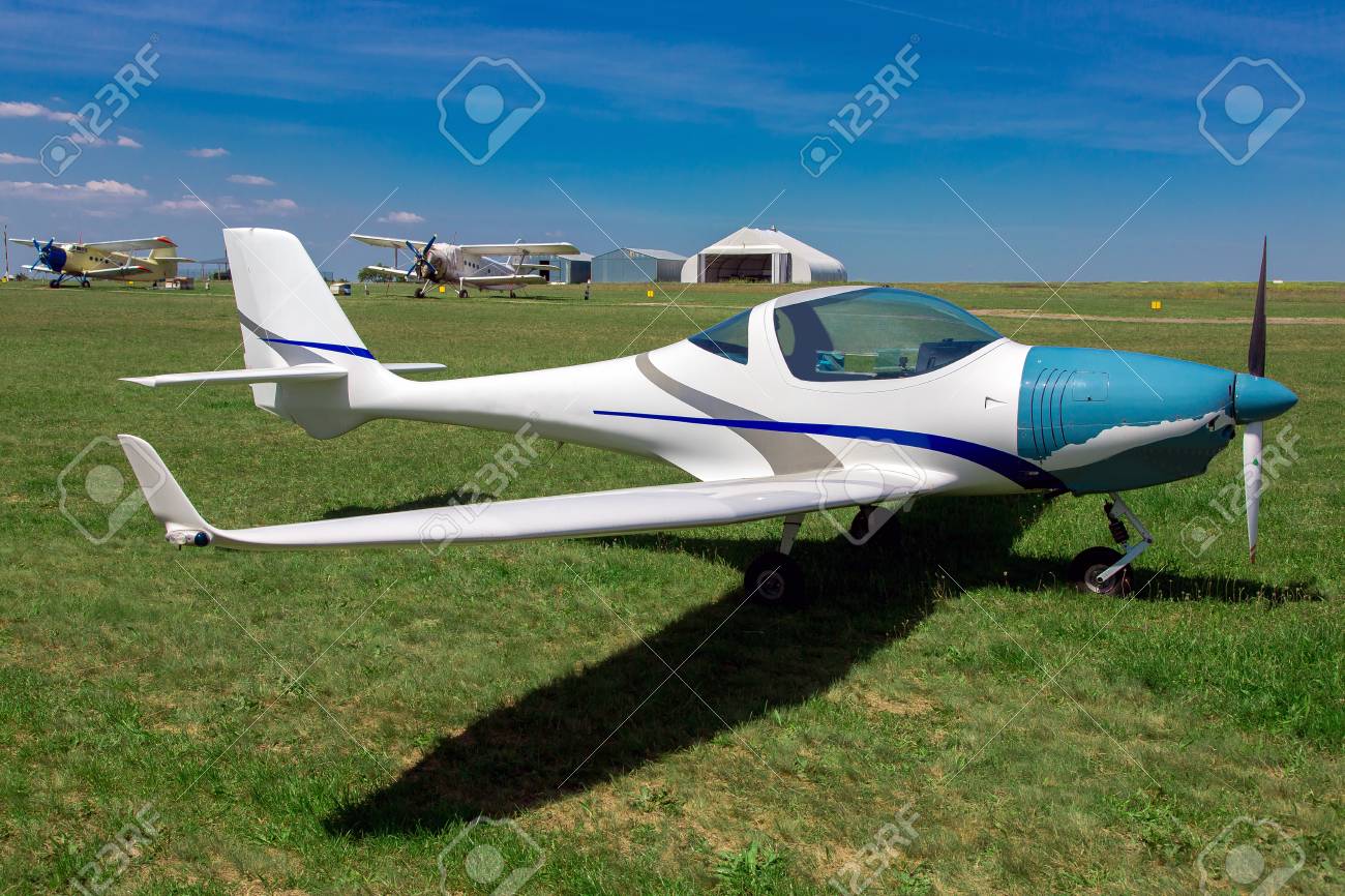 フィールド スポーツ プロペラ機で空港で小型の専用飛行機 の写真素材 画像素材 Image