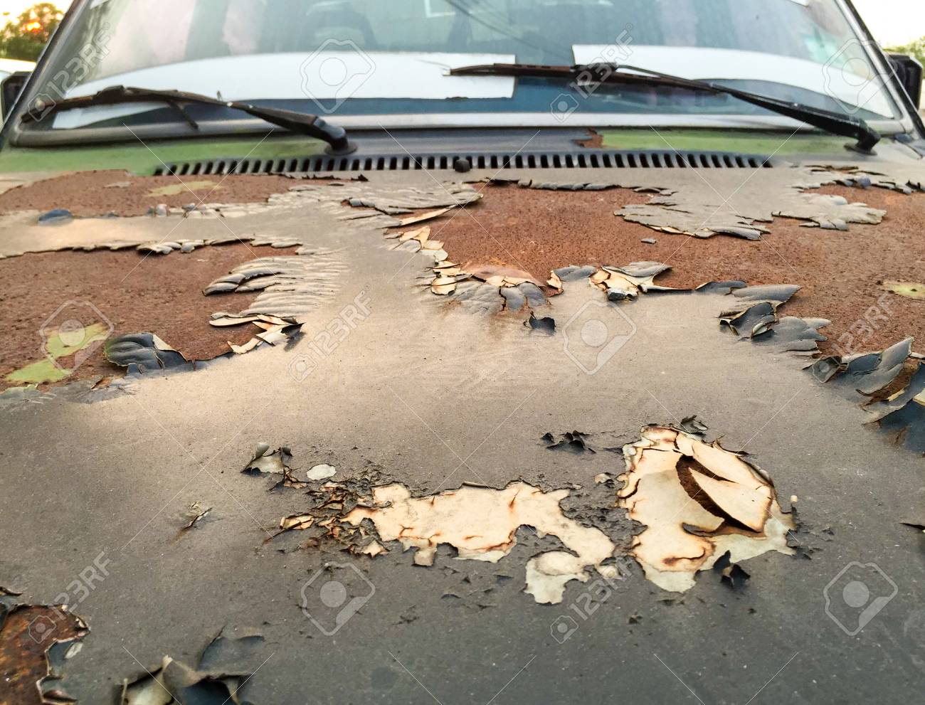 車のボンネットの上の腐食と皮をむいたの錆 の写真素材 画像素材 Image