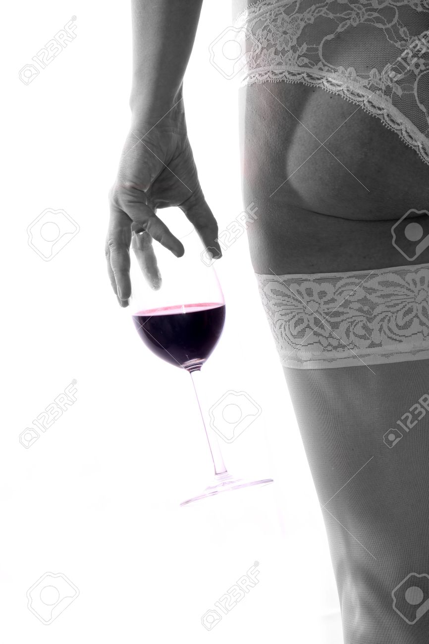 Hermosa Mujer Desnuda Jóvenes En Ropa Interior Elegante Con La Copa Fotos,  retratos, imágenes y fotografía de archivo libres de derecho. Image 51042903