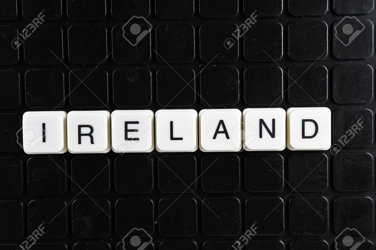 アイルランド語 テキスト ワード クロスワード アルファベット文字は ゲームのテクスチャの背景をブロックします 黒の背景に白いアルファベット順の文字 言葉で白い教育のおもちゃのブロック の写真素材 画像素材 Image