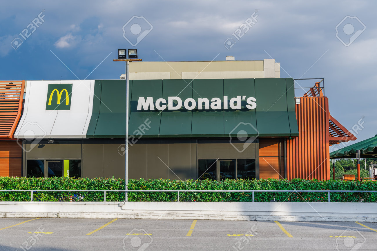 Nuevo Diseño De Fachada De Tienda McDonalds. Vista Exterior Del Día De La  Cadena Internacional De Comida Rápida Con El Famoso Logotipo De La Empresa  De Arco Amarillo En Salónica, Grecia. Fotos,, image size:1300x867