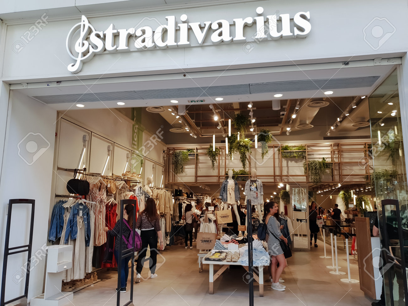 is stradivarius fast fashion