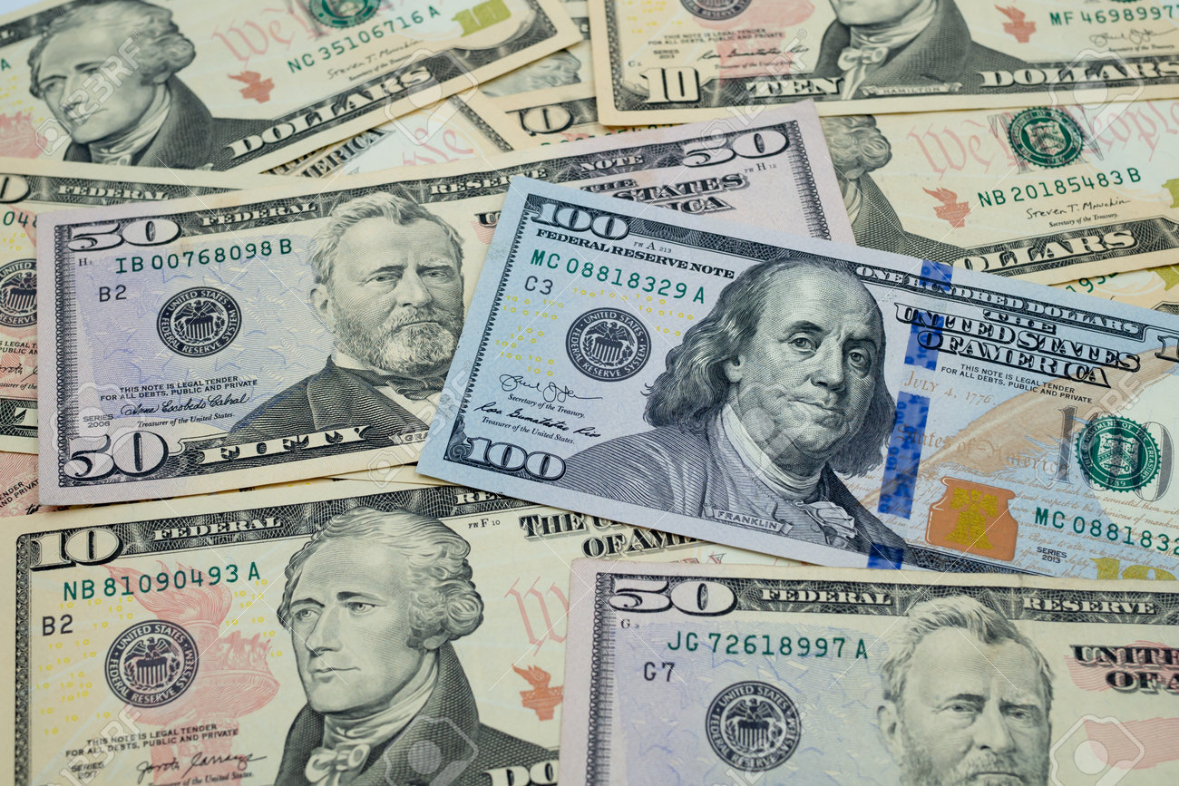 테이블 위에 놓인 USD 통화 많은 달러 지폐 달러는 구매 판매를 변경하고 영국 국민에게 투자하는 데 사용되는 미국 통화입니다. 로열티  무료 사진, 그림, 이미지 그리고 스톡포토그래피. Image 207322450