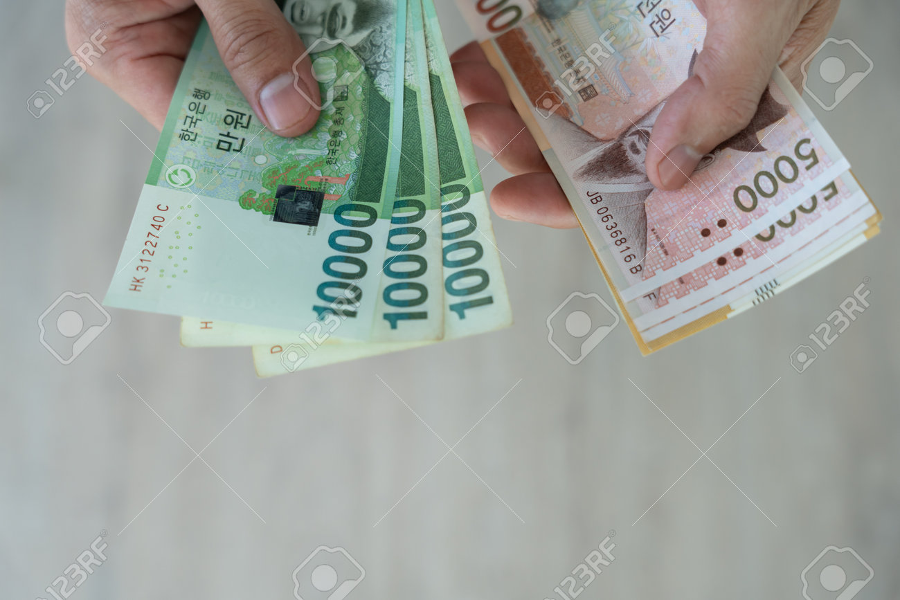 교환의 가치를 나타내는 대한민국의 화폐이자 한국인의 주된 화폐는 원화입니다. 돈 개념 배경에 대한 한국 원 노트. 로열티 무료 사진,  그림, 이미지 그리고 스톡포토그래피. Image 207640521