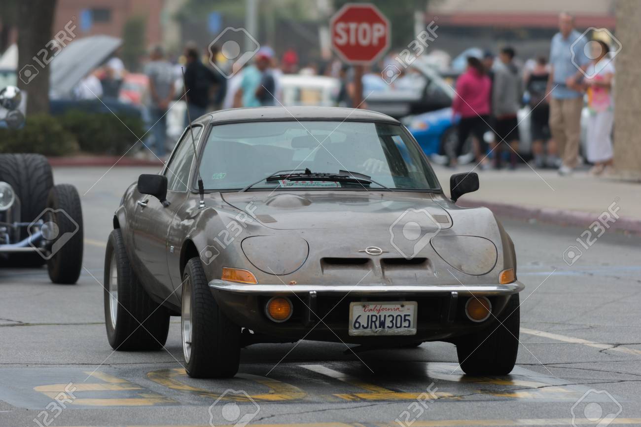 ウッドランドヒルズ カリフォルニア州 アメリカ合衆国 15 年 7 月 5 日 オペル Gt 車スーパーカー日曜日車イベントで展示 の写真素材 画像素材 Image
