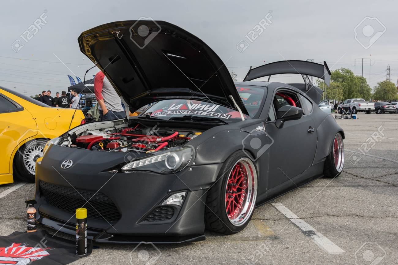 アーウィンデール アメリカ合衆国 17 年 3 月 4 日 サイオン Fr S アーウィンデール スピードウェイで 742 レース戦争中の画面の表示に の写真素材 画像素材 Image